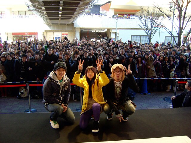 アルバム「My song Your song」は発売直後から、オリコン・デイリーチャートで連日1位を記録。大晦日には「NHK紅白歌合戦」初出演を果たすなど、今後も3人の快進撃は続きそうだ。