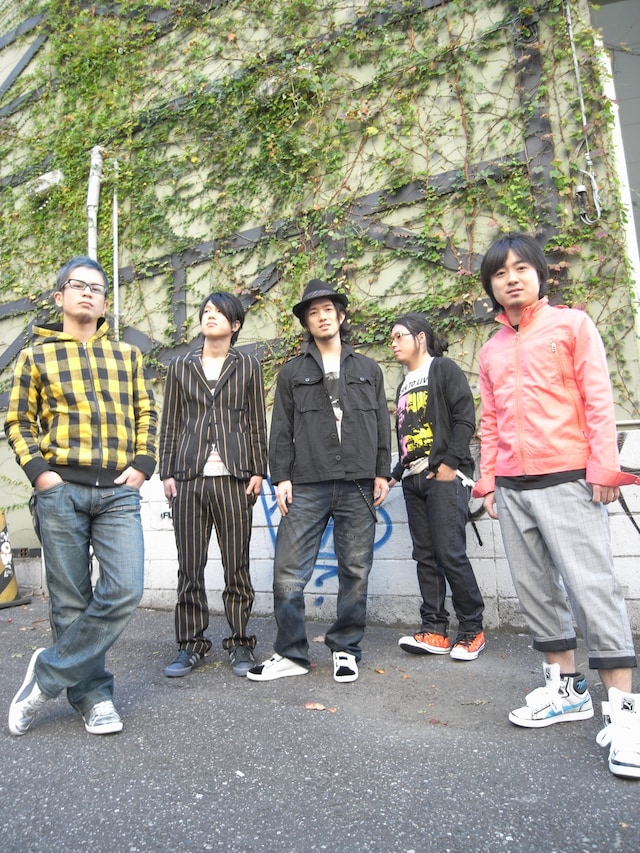 ROCK'A'TRENCHは現在、春の全国ツアー「Steady Rock vol.4 ～Go Go ロッカ！ワンマンツアー!! '09 Spring～」の真っ只中。4月17日に渋谷CLUB QUATTROでツアーファイナルを迎える。