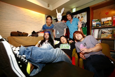 写真の後列中央は髭（HiGE）のライブでおなじみのDJシラフ。アルバムではどのような形で参加しているのか注目しておこう。