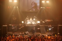 写真は2008年12月31日に赤坂BLITZで行われた「X JAPAN COUNTDOWN GIG ～初心に帰って～」の様子。