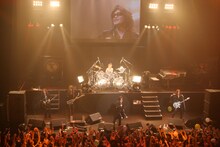 写真は2008年12月31日に赤坂BLITZで行われた「X JAPAN COUNTDOWN GIG ～初心に帰って～」の様子。