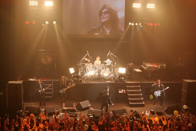 「オルガスム」ではYOSHIKIが客席に降り、CO2を噴射したほか、TOSHIがドラムを叩くなどのサプライズも用意。初期のXを思わせる“遊び心”に、満足したファンも多かったはずだ。