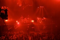 写真は2008年12月31日に赤坂BLITZで行われた「X JAPAN COUNTDOWN GIG ～初心に帰って～」の様子。