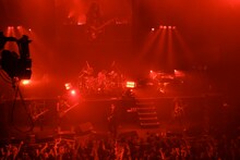 写真は2008年12月31日に赤坂BLITZで行われた「X JAPAN COUNTDOWN GIG ～初心に帰って～」の様子。