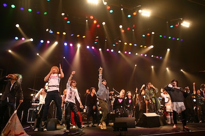 ヴィジュアル系の枠で括られながらも、さまざまな音楽性や個性を持つバンドが揃った「Over The Edge 2008」。そのバラエティに富んだ内容に、ファンも大満足だったはずだ。