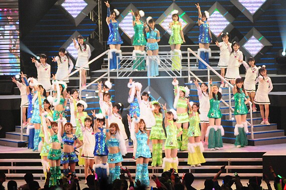 出演メンバー全員でV（ヴィクトリー）のポーズ。