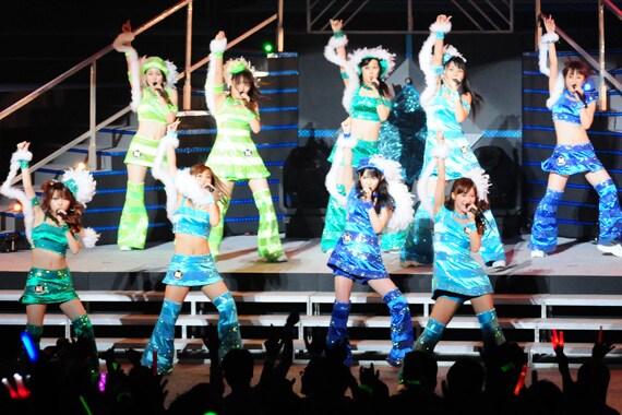 モーニング娘。は現行メンバー9人でメガヒットナンバー「恋愛レボリューション21」を熱唱。