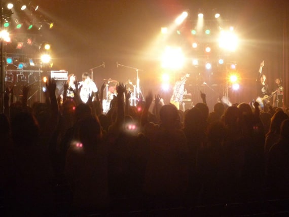 若い女性ファンから圧倒的な支持を集めるイケメン集団、KCB。熱いライブパフォーマンスは男性ロックファンにもオススメだ。