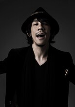 ナイス橋本はSMAPにアルバム曲を提供したことはあるが、シングル曲を制作したのは今回が初となる。