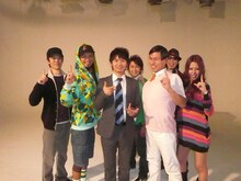 記念撮影をするS8Bとオードリー。「本物の春日ですよ」「トゥース！」などの不愉快な言動でM-1を席巻した春日が、どのような演技を見せているのか気になるところ。なおオードリーのツッコミ担当、若林正恭（写真中央）はO型。