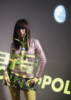 新曲「サヨナラ TECHNOPOLiS」がオリコンチャートを賑わせるなど、大きな注目を集めているAira Mitsuki。ブログの最新投稿では「もう生きていても絶望しかないと思っていた」とヘヴィな話題を打ち明けているが、ファンからはあたたかいコメントが多数寄せられている。