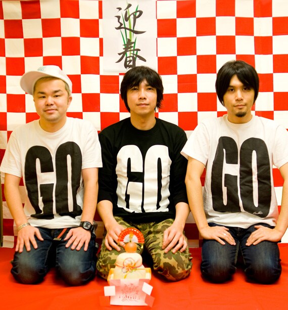 NONA REEVES新年のおめでたいスナップ。3人の着用しているTシャツにはアルバムタイトル「GO」の文字。
