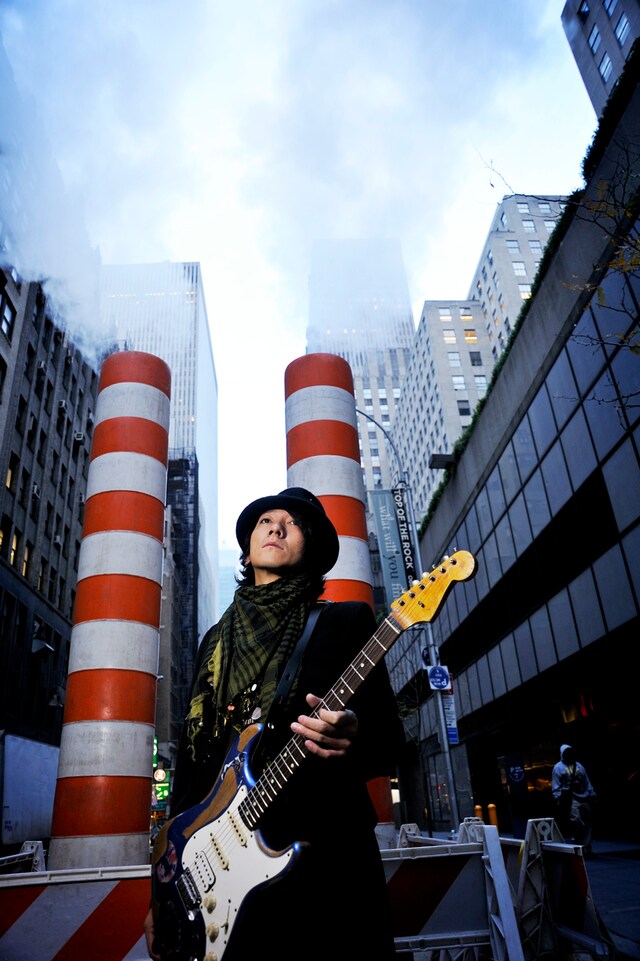 年末の武道館公演では、新曲のほかTHE YELLOW MONKEY時代の楽曲や「崖の上のポニョ」を熱唱するなどサービス満点のステージを繰り広げた吉井和哉。ライブでは全国ツアーの開催も示唆しており、リリースツアーの開催にも期待したいところだ。