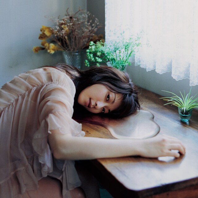 ELTとは違ったアプローチが楽しめそうな持田香織ソロプロジェクト（写真は「雨のワルツ」初回限定盤ジャケット）。