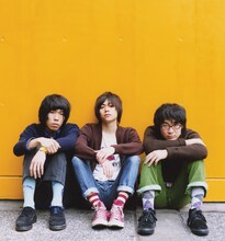 ライブのタイトル「SAWASDEECLAP YOUR HANDS」は、小山田壮平（Vo,G/写真中央）がタイ旅行中に思いついたもの。