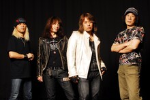 1月10日の公演にはEARTHSHAKERのほか、日本のハードロックバンドVANLIOTTOも出演する。