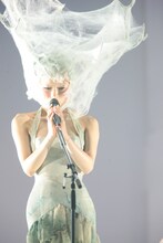 写真は「椎名林檎(生)林檎博'08～10周年記念祭～」のひとコマ。この模様を収めたDVD「Ringo EXPO 08」は明日3月11日にリリースされる。