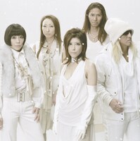 「Memorial Snow／CLOSURE」CD＋DVD仕様ジャケット。誰もが知っている大ヒット曲「寒い夜だから…」に対してどのような世界が展開されるのか楽しみなところだ。