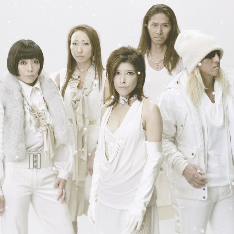 「Memorial Snow／CLOSURE」CD＋DVD仕様ジャケット。誰もが知っている大ヒット曲「寒い夜だから…」に対してどのような世界が展開されるのか楽しみなところだ。