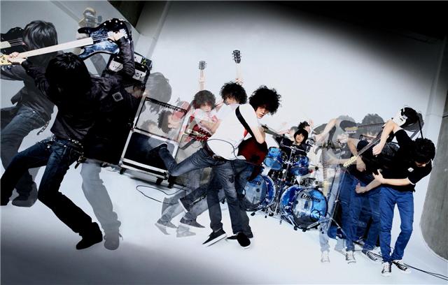 総収録曲50曲以上、トータルタイム200分超という超大作「act I」。ライブ映像に加えメンバーによるオーディオコメンタリーも収録される。