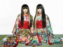 2月25日に椎名林檎作詞・作曲によるニューシングル「日和姫」をリリースするPUFFY。現在オフィシャルサイトではビデオクリップのフル視聴を実施している。2人の艶やかな着物姿は必見。