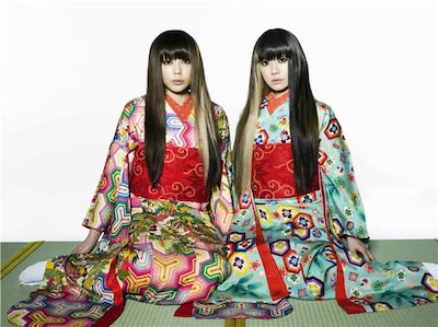 2月25日に椎名林檎作詞・作曲によるニューシングル「日和姫」をリリースするPUFFY。現在オフィシャルサイトではビデオクリップのフル視聴を実施している。2人の艶やかな着物姿は必見。