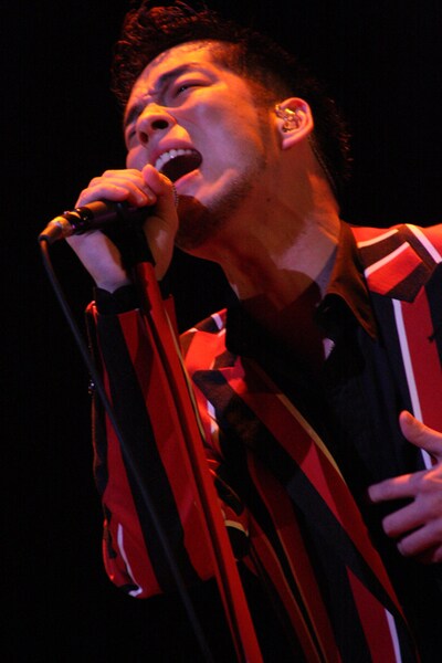 写真は1月11日に東京・JCBホールで行われたワンマンライブの模様。