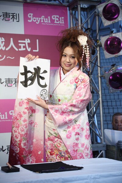 西野カナは、以前にも浴衣を着て同じ109前でライブを実施。そのとき同様に、道行く人々から「カワイイ」との声が聞こえてきた。