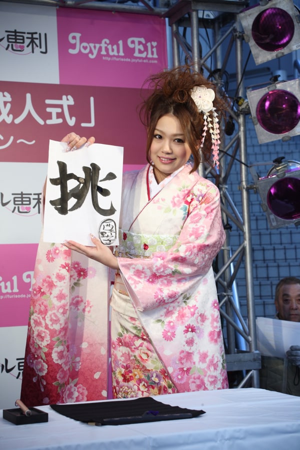 西野カナは、以前にも浴衣を着て同じ109前でライブを実施。そのとき同様に、道行く人々から「カワイイ」との声が聞こえてきた。