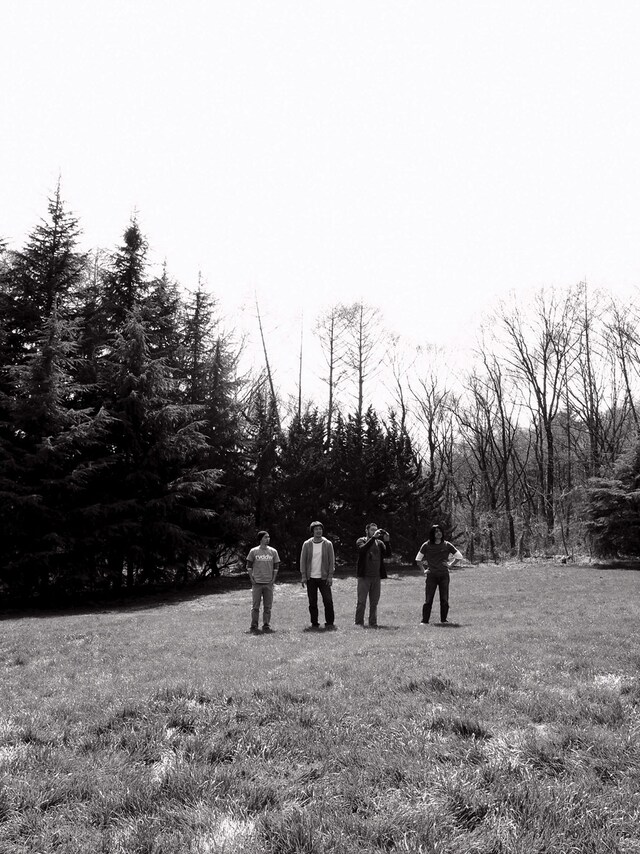 東北の大自然に囲まれながら、各アーティストのライブを楽しめる「KESEN ROCK FES'09 IN種山」。開催日の7月19日は海の日連休の中日なので、遠方のファンも気軽に足を運べそうだ（写真はthe band apart）。