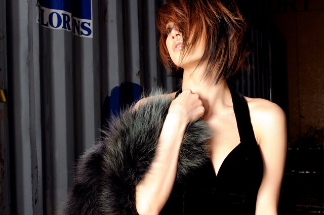 13歳で歌手デビューした後藤真希も現在23歳。「Unrecorded」ではおいしそうにお酒をたしなむ姿も。