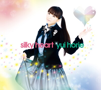 ほっちゃんのファンシーな魅力が全開の「silky heart」シングルジャケット（写真は初回限定盤ジャケット）。