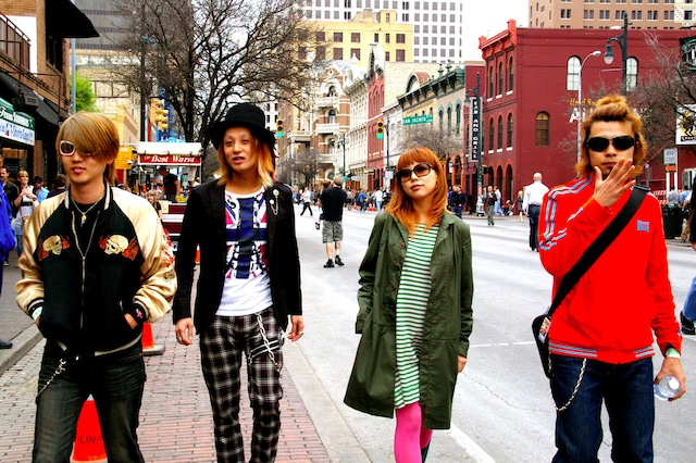 オフィシャルサイトでは現在、解散ライブのメール予約を受付中。