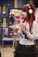 映画「ブラッディ・バレンタイン 3D」のイメージソング「鏡の国のアリア」は、2月4日リリースのニューシングル「月華-tsukihana-」に収録。