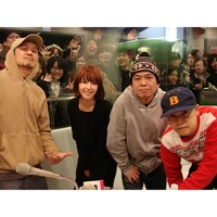 「Hey! Hey! Alright」がリリースされた1月14日、スチャ+カエラはTOKYO FM「WONDERFUL WORLD」公開収録に生出演。渋谷スペイン坂スタジオに4人揃って登場した。