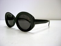 写真は「Less Than Human × huginc.」コラボアイウェア（オーバル）。サングラスをかけたまま「BOOK FUN」を読むのは目に負担がかかるのであまりオススメできない。