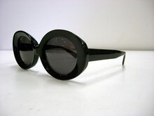 TOWA TEI×Less Than Humanコラボアイウェア・オーバルタイプ。