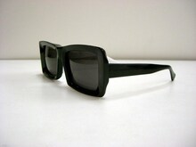 人気のブランド「Less Than Human」とTOWA TEIがコラボしたオリジナルアイウェア。写真はスクエアタイプ。