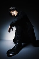 現在3カ月連続で新曲を配信中のKREVAが「くるしゅ～ナイト★フィーバー」に登場。