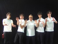 monobrightファッションに身を包んだMr.マリック（写真中央）。