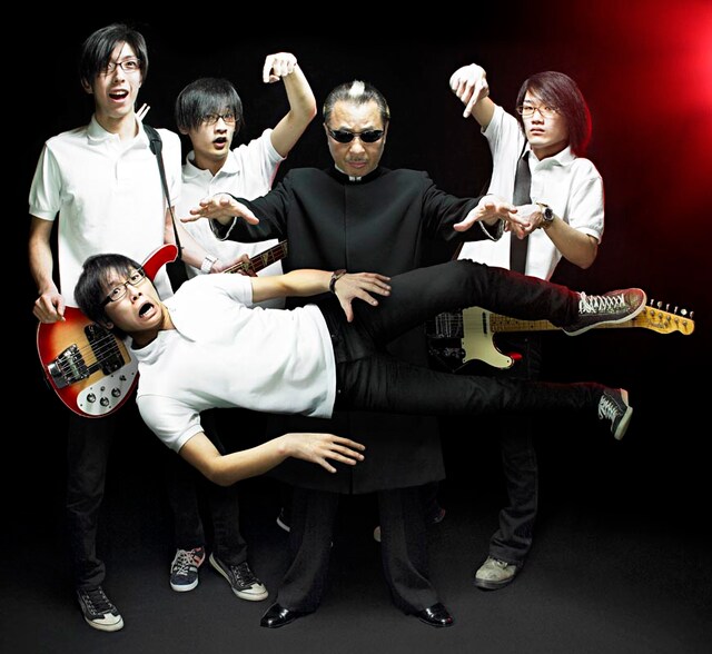 Mr.マリックとメンバーの魔術で宙に浮くフロントマン・桃野陽介。なお、ナタリーPower Pushでは桃野のロングインタビューを掲載中。