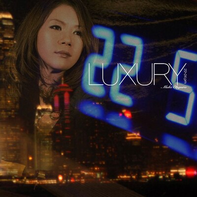 デビュー曲「STOP MOTION」は、大黒のピアノ弾き語りで収録。15年の歴史が刻まれた力強い歌声と鍵盤さばきは、アルバムのラストをしめくくるのにふさわしい名演だ（写真は「LUXURY 22-24pm」初回盤ジャケット）。