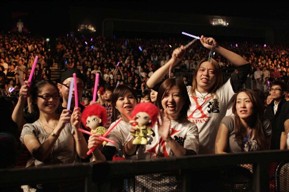 写真は香港ライブの模様。無敵のXサウンドは万国共通だ。