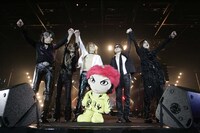 ステージにはhideのぬいぐるみも登場。