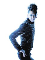 斬新なアーティスト写真も話題となった布袋寅泰。ツアーでも驚きのファッションで楽しませてくれそうだ。