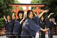 映画「鴨川ホルモー」は、山田孝之、栗山千明、石田卓也、芦名星といった気鋭の若手俳優が多数出演する異色のお祭りムービー。4月18日より全国ロードショー。