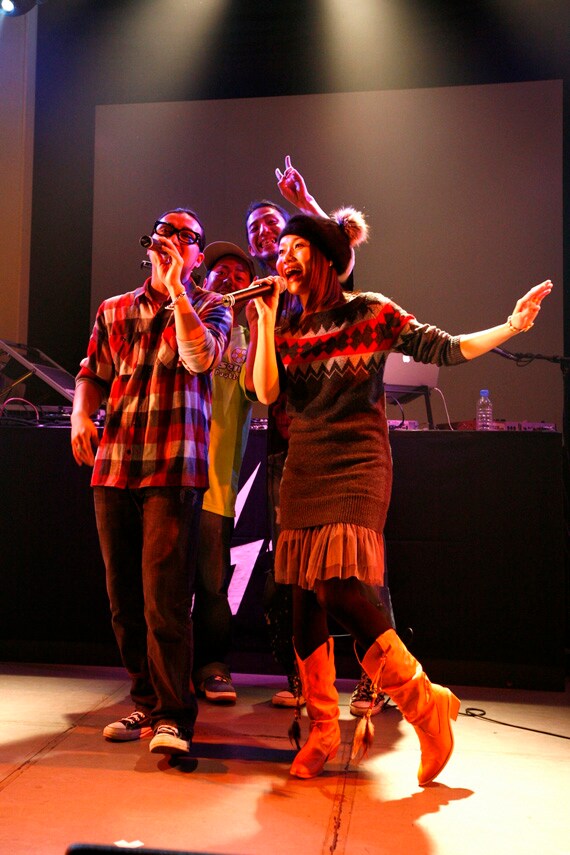 豪華アーティスト4人によるコラボがステージ上でも実現。