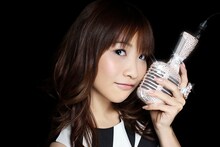 May'nは夏のツアー決定をブログで報告。「あああうずうずだよ⊂(　＾ω＾)⊃」「後日の発表をお楽しみに＼(^o^)／」と喜びが抑えきれない様子だ。