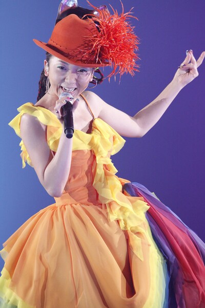 MISIAは日本武道館のセンターステージで、ツアーテーマソング「CATCH THE RAINBOW」を熱唱。大舞台でのパフォーマンスをエンジョイするMISIAに、客席からは大きな歓声が上がった。