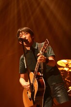 スピッツはツアー終了後、制作活動に突入。夏には自主企画イベント「ロックロックこんにちは！」を開催予定。